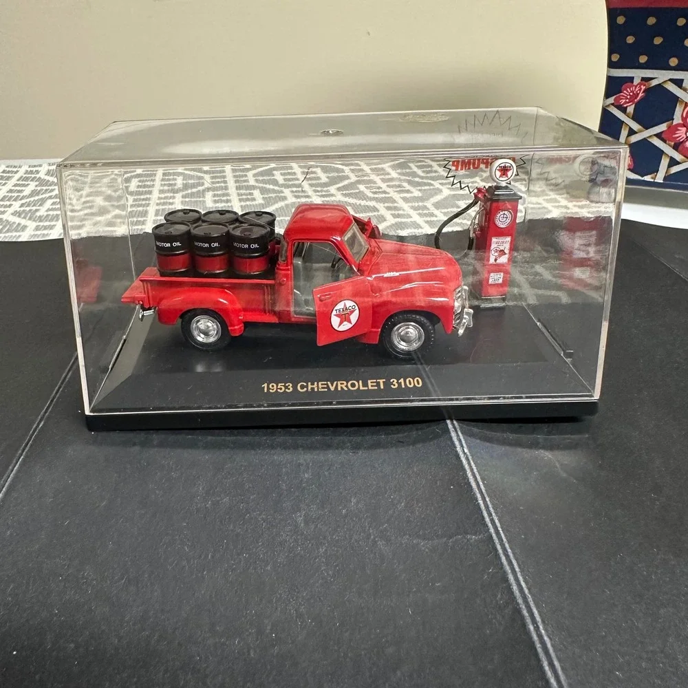 Road Champs 1953‎ Chevrolet 3100 Texaco Diecast Truck Gas Pump Model w/Case VTG